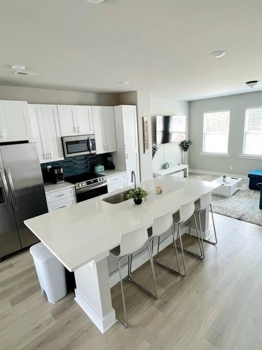 Brand New Build 10 Min- Uptown Villa Charlotte Kültér fotó