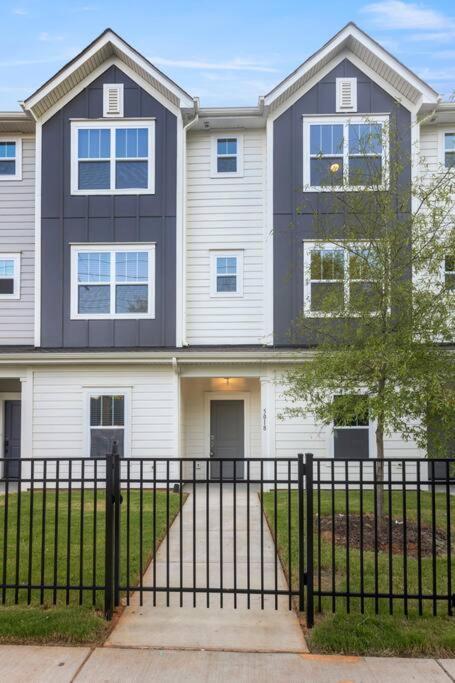 Brand New Build 10 Min- Uptown Villa Charlotte Kültér fotó