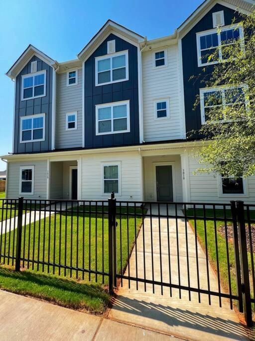 Brand New Build 10 Min- Uptown Villa Charlotte Kültér fotó